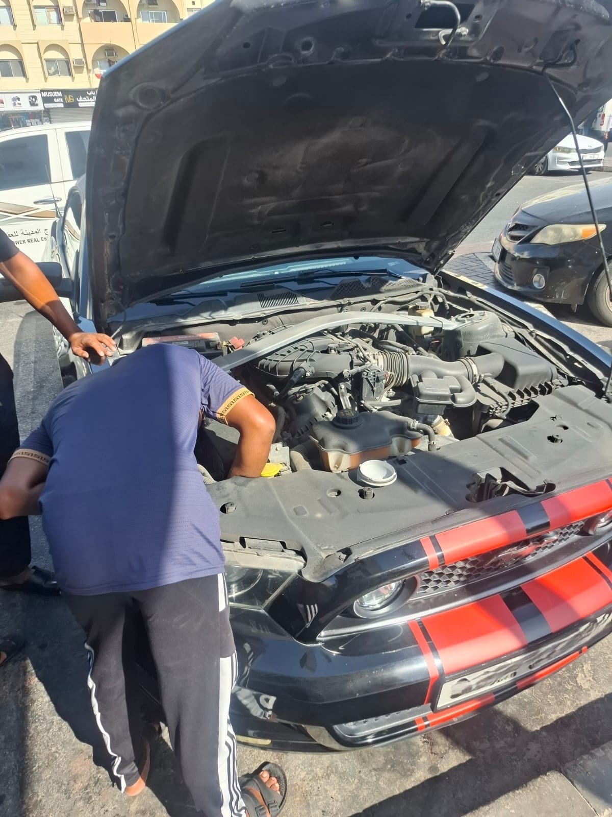 Mobile car mechanic fixing car alternator in Dubai